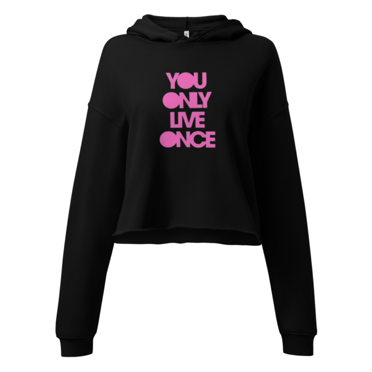 Az Ink2Be fekete, rövid fazonú kapucnis pulóvere fehér háttéren, rózsaszín „You only live once” felirattal